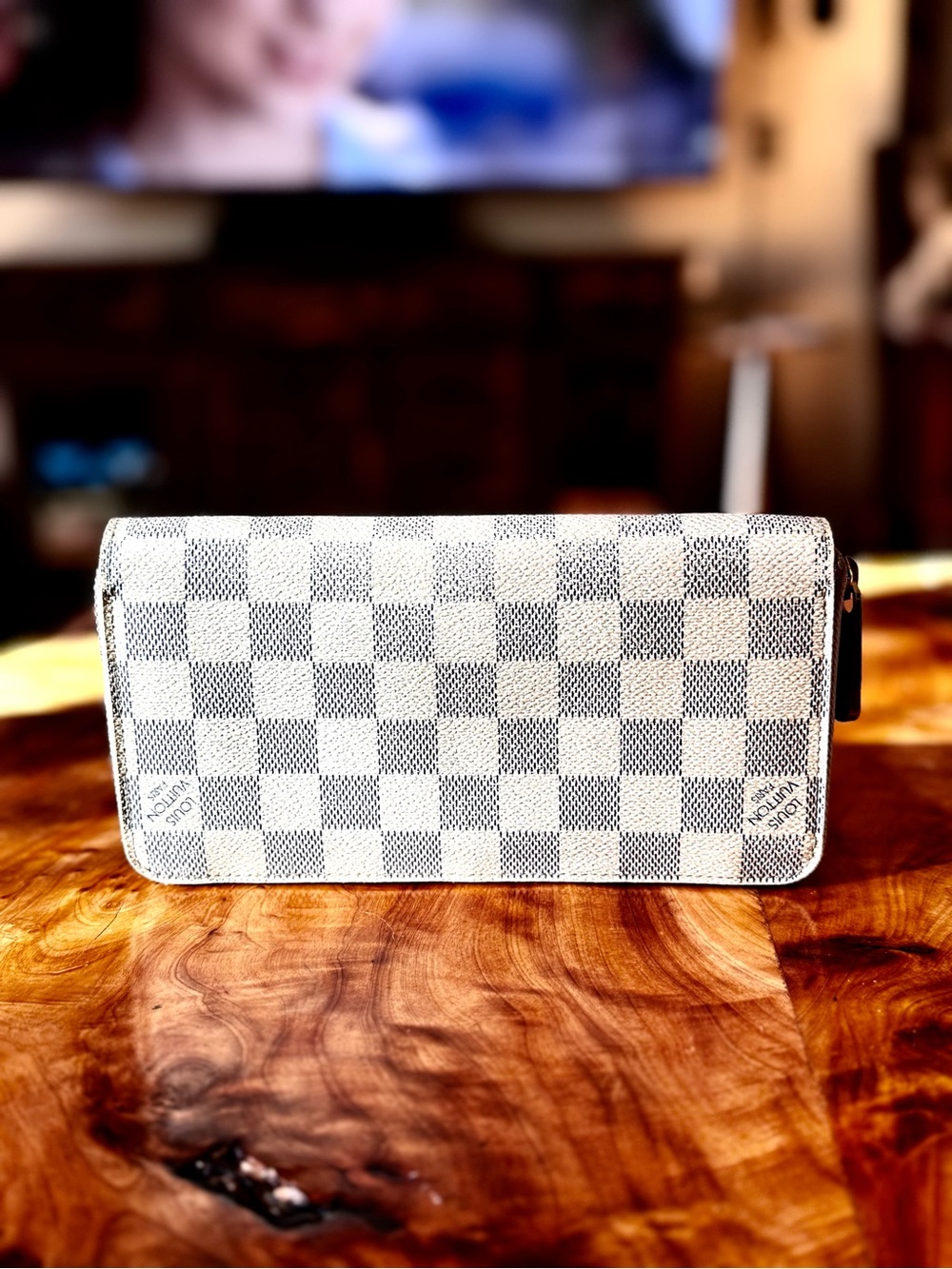 Louis Vuitton Zippy Wallet in the iconic Damier Azur pattern,  coated canvas. - Picture 3 of 17